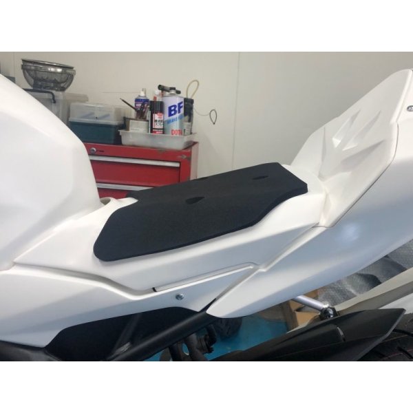 画像2: 17' CBR250RR シートカウル用　２cmUPベース (2)